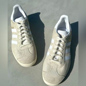 Women’s size 8 leather adidas gazelle. Only worn to try on in home
